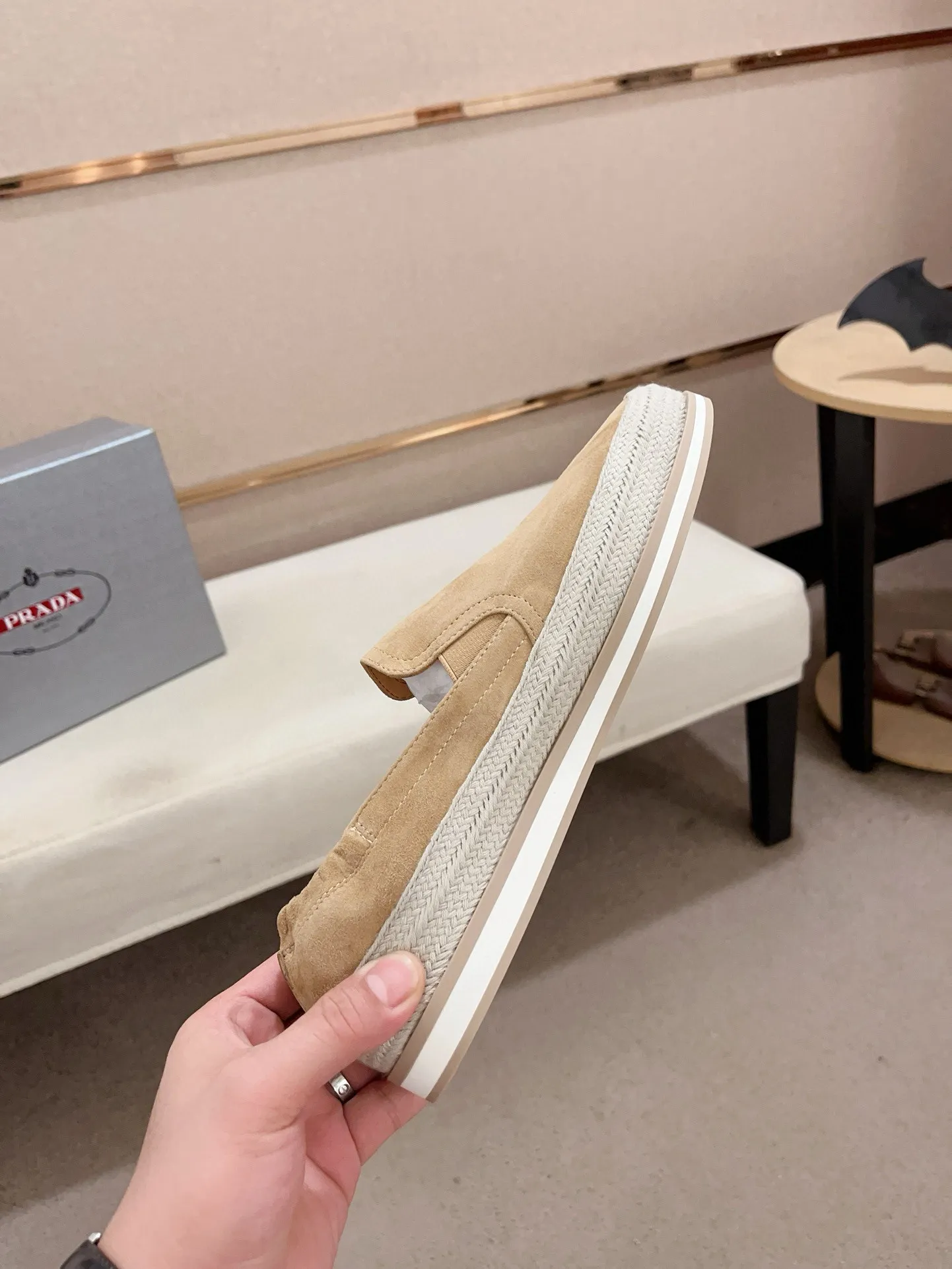 Men's shoes 💰 540💰 ✔️✔️✔️Higher version High-quality new PRADA (Prada) counters are launched at the same time. The new men's shoes and 😘 fabrics are made of high-tech glue-making technology. Lining: Full cowhide lining. 👍🏿 High-end ☄️ air-cushion molded anti-slip rubber outsole, exquisite lines, simple and elegant, comfortable and high-end for leisure travel. Code number: 38 to 45